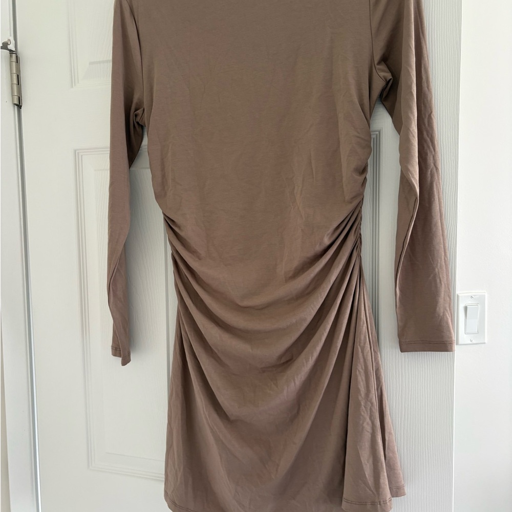 Abercrombie & Fitch Long Sleeve Ruched Side Dress in Taupe - Picture 2 of 3